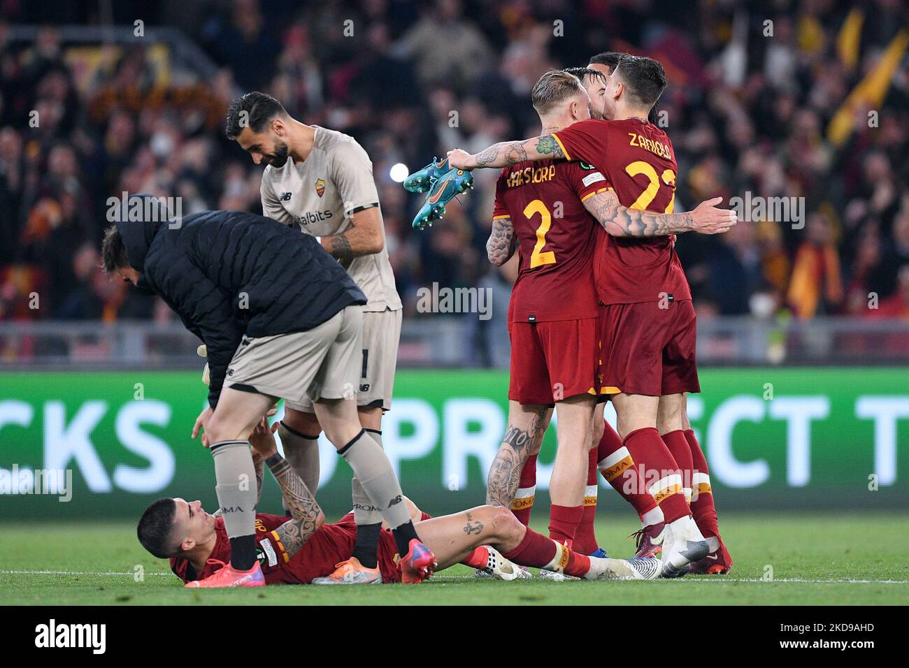 Players of AS Roma celebrate the victory during the UEFA Conference League semi-final leg two match between AS Roma v Leicester City FC on May 5, 2022 in Rome, Italy. (Photo by Giuseppe Maffia/NurPhoto) Stock Photo