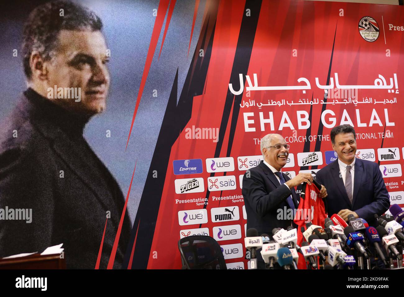 Gamal Allam, President of the Football Association, give Ehab Galal, coach of the Egyptian national team his T.Shirt during A press conference for the Egyptian Football Association to present the new coach of the Egyptian national team, 'Ehab Galal' and the new technical staff, at the headquarters of the Football Association on Sunday, May 8, 2022 (Photo by Ayman Aref/NurPhoto) Stock Photo