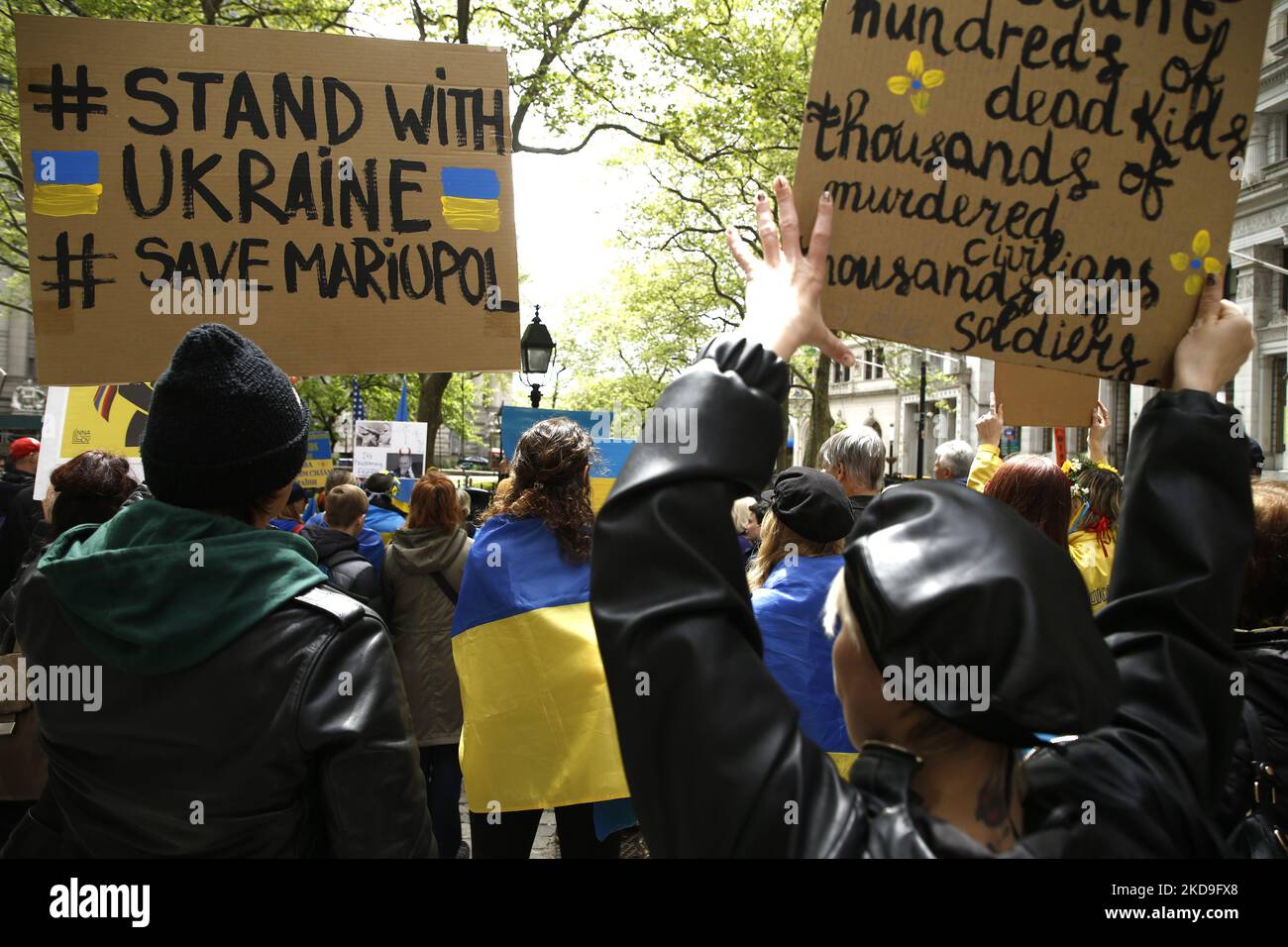 People gather in Lower Manhattan at a “Never Again” rally in support of Ukraine, on May 8, 2022 in New York City, USA. Several speakers denounced the war with the hope of a future visit by Ukrainian President Volodymyr Zelenskyy to Bowling Green Park where the Ukrainian flag flies alongside of a USA flag as a symbol of solidarity.. (Photo by John Lamparski/NurPhoto) Stock Photo