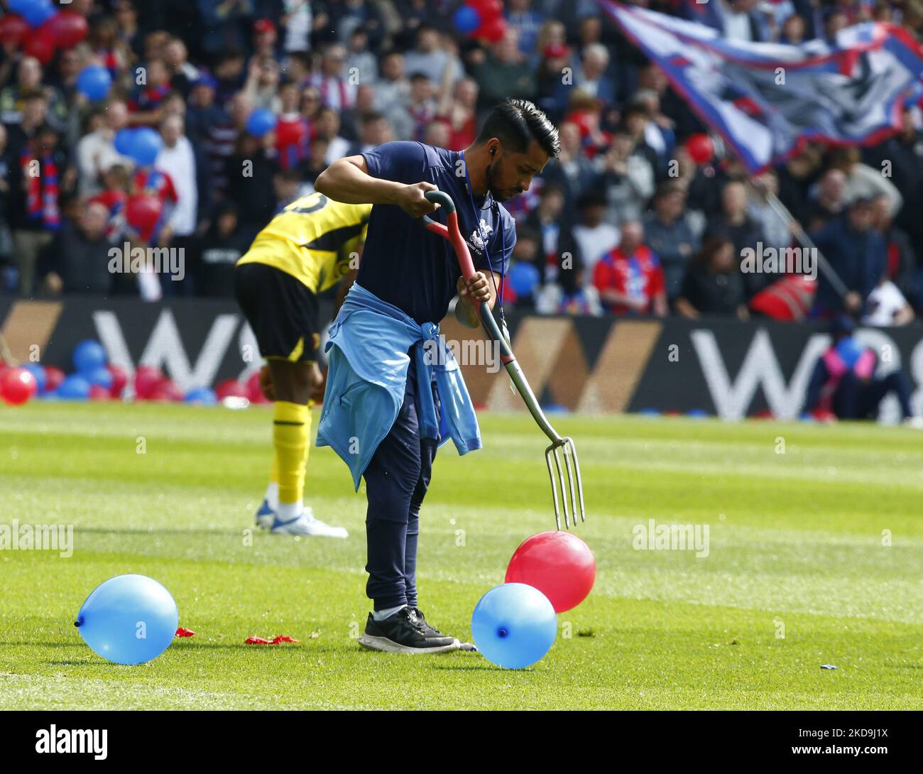 Groundsman bursting the balloons before kick offduring Premier League between Crystal Palace and Watford at Selhurst Park Stadium, London on 07th May, 2022 (Photo by Action Foto Sport/NurPhoto) Stock Photo