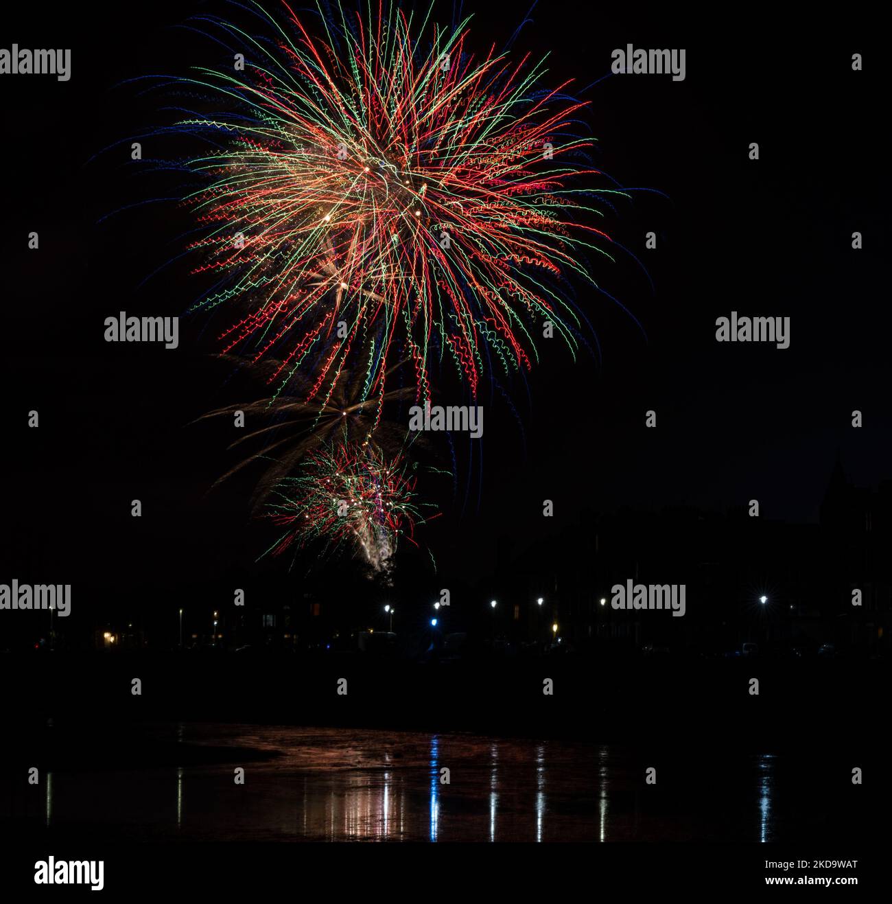 Musselburgh, East Lothian, Scotland, UK, 5th November 2022. Fireworks on Bonfire Night: a spectacular display of fireworks lights up the sky on the shore of the Firth of Forth. Credit: Sally Anderson/Alamy Live News Stock Photo