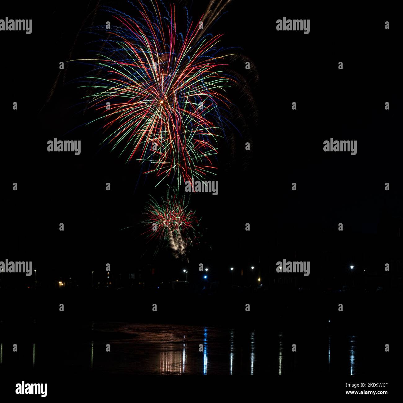 Musselburgh, East Lothian, Scotland, UK, 5th November 2022. Fireworks on Bonfire Night: a spectacular display of fireworks lights up the sky on the shore of the Firth of Forth. Credit: Sally Anderson/Alamy Live News Stock Photo