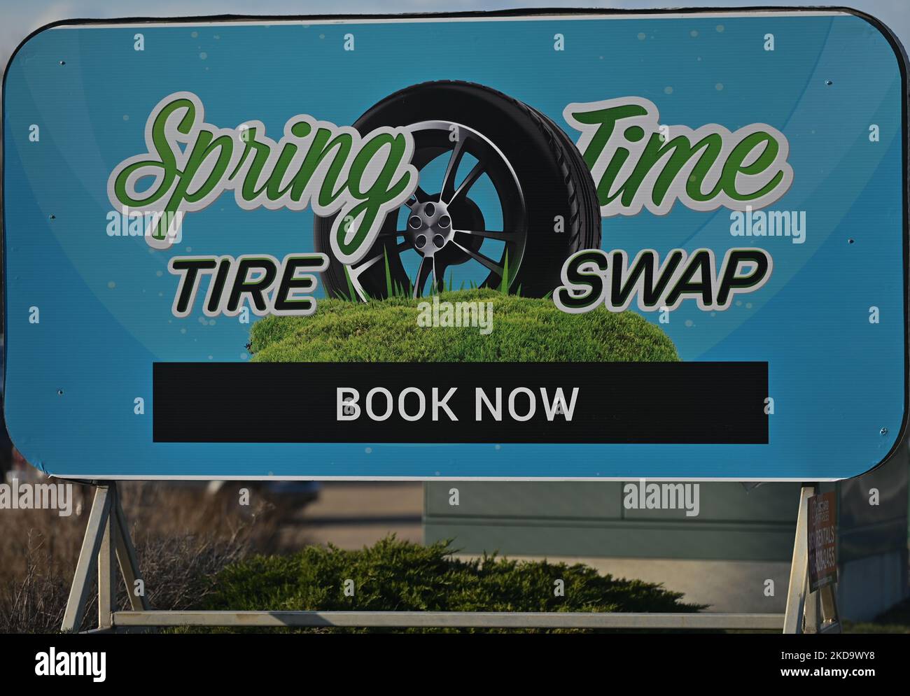 A tire change ad in front of a South Edmonton car dealership. On Thursday, May 12, 2022, in Edmonton, Alberta, Canada. (Photo by Artur Widak/NurPhoto) Stock Photo