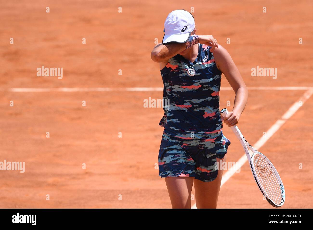 Iga Swiatek celebrates the victory of the tournament during the