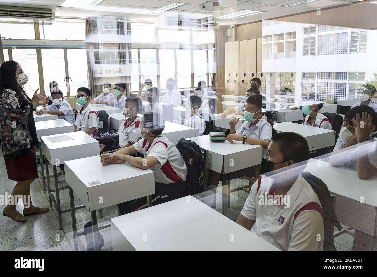 Students wearing face masks and maintain social distance as they attend lectures on the first day of school after the resumption of classes at Assumption College in Bangkok, Thailand, 17 May 2022. (Photo by Anusak Laowilas/NurPhoto) Stock Photo