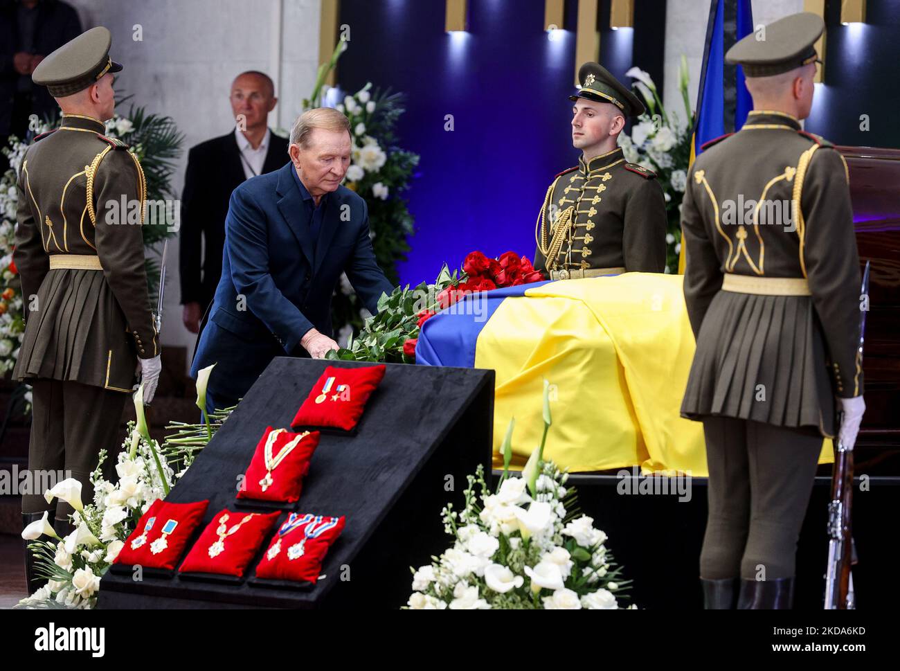 Former President of Ukraine Leonid Kuchma lays flowers near the coffin with the body of Leonid Kravchuk in Kyiv, Ukraine, May 17, 2022. Dozens of politicians, artists, scientists and average citizens attend the farewell ceremony after the first President of Independent Ukraine Leonid Kravchuk, who died May 10, 2022 in Munich, Germany. (Photo by Sergii Kharchenko/NurPhoto) Stock Photo