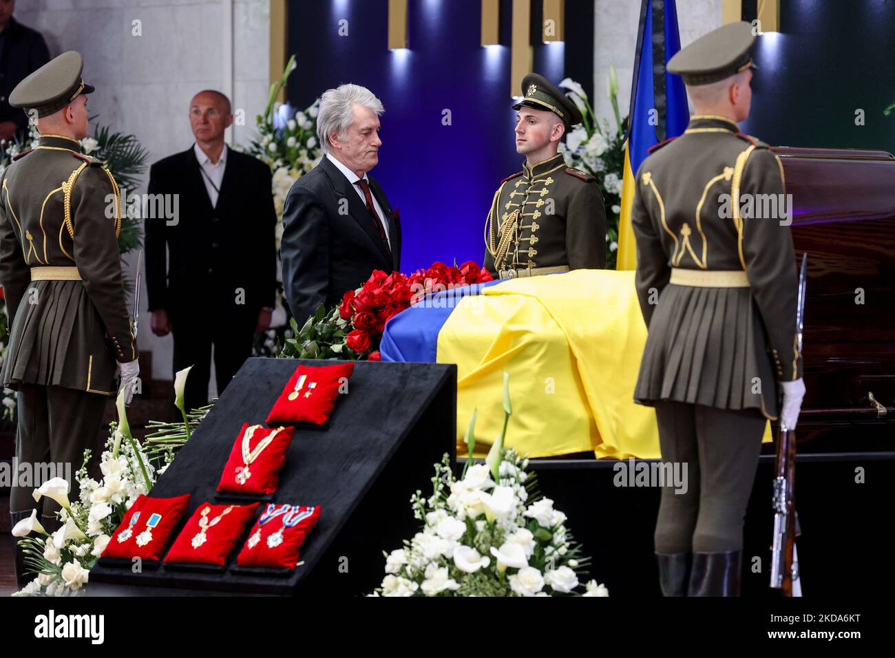 Former President of Ukraine Viktor Yushchenko lays flowers near the coffin with the body of Leonid Kravchuk in Kyiv, Ukraine, May 17, 2022. Dozens of politicians, artists, scientists and average citizens attend the farewell ceremony after the first President of Independent Ukraine Leonid Kravchuk, who died May 10, 2022 in Munich, Germany. (Photo by Sergii Kharchenko/NurPhoto) Stock Photo