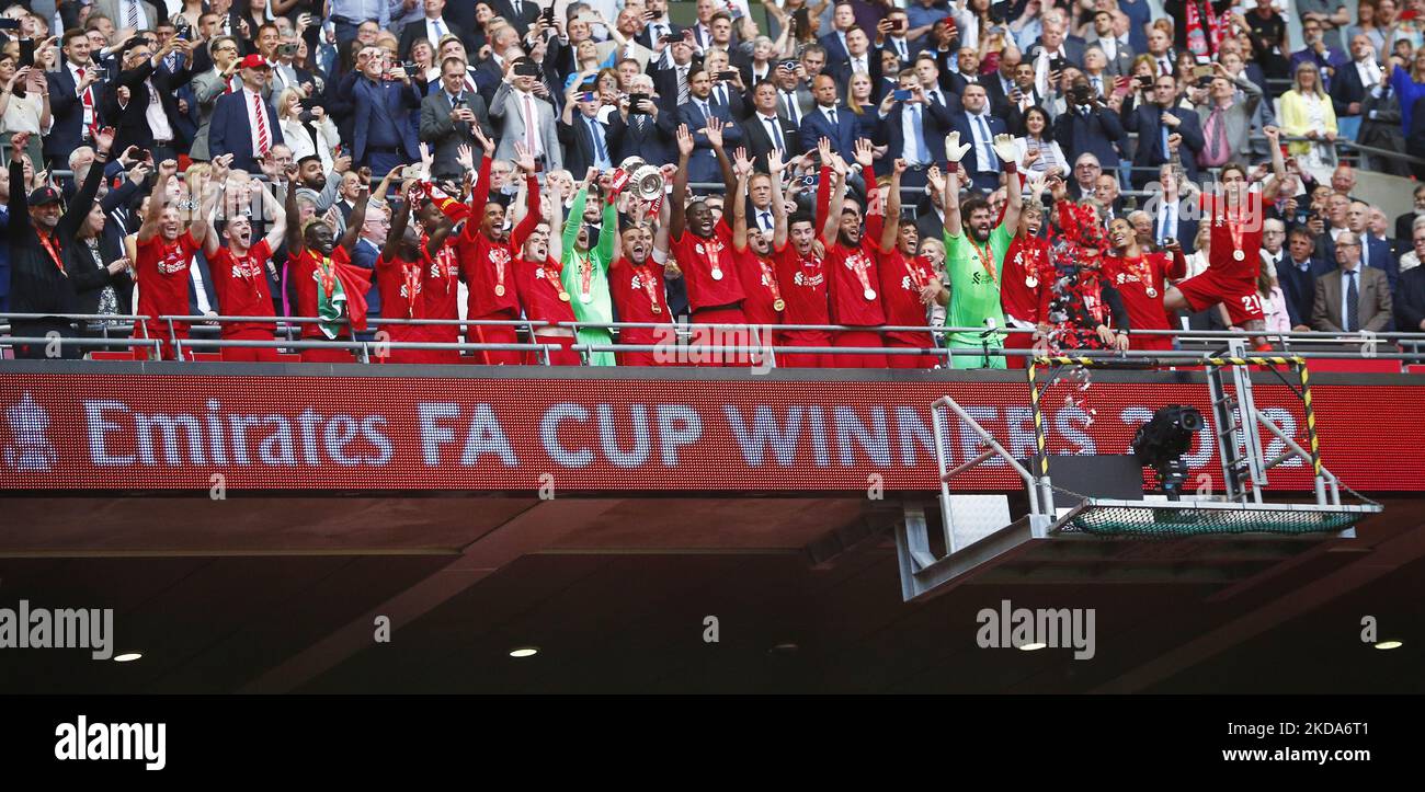 Liverpool Team with FA Cup Trophyduring FA Cup Final between Chelsea and Liverpool at Wembley Stadium , London, UK 14th May , 2022 (Photo by Action Foto Sport/NurPhoto) Stock Photo