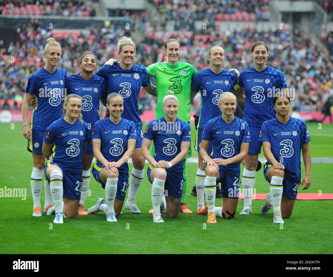 LONDON, ENGLAND - MAY 15:Chelsea team group Back row l-r. Sophie Ingle, Jess Carter, Millie Bright, Ann - Katrin Berger, Magdalena Eriksson, Aniek Nouwen. Front : Erin Cuthbert, Guro Reiten, Bethany England, Pernille Harder, Sam Kerr. Before kick off Women's FA Cup Final between Chelsea Women and Manchester City Women at Wembley Stadium , London, UK 15th May , 2022 (Photo by Action Foto Sport/NurPhoto) Stock Photo