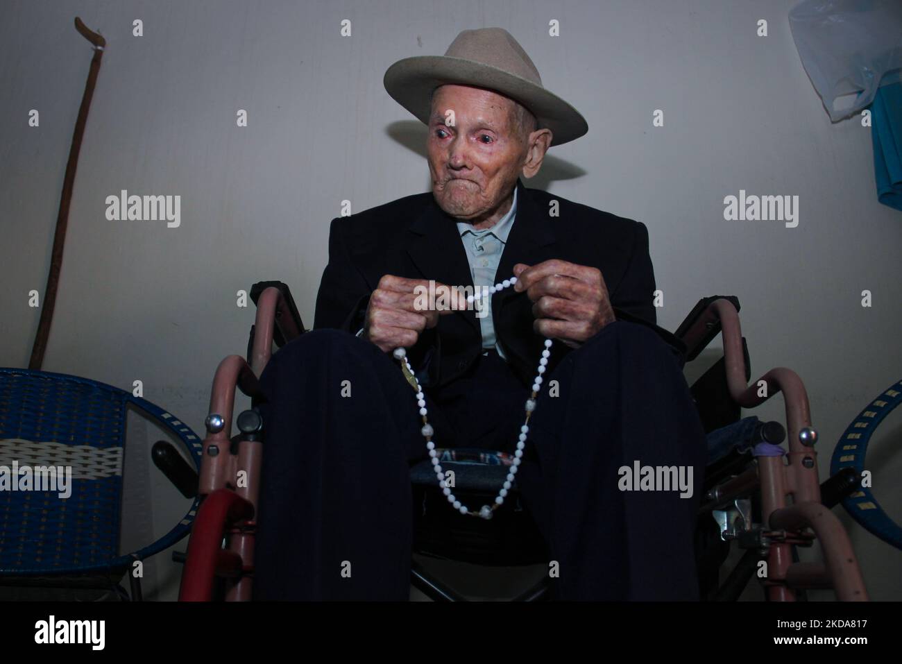 Juan Vicente Mora is seen posing for a photograph during an interview. San Jose de Bolivar, January 24, 2022. The oldest man in the world is the Venezuelan elder Juan Vicente Mora, with an age of 112 years and 253 days, officially recognized by the Guinness Book of World Records, who informed that he is officially the 'oldest' male person in the world. He was born on May 27, 1909 in El Cobre, Táchira State, Venezuela. Juan Vicente has 28 grandchildren, 41 great-grandchildren and 112 great-great-grandchildren, the Guinness Book said on Twitter. (Photo by Jorge Mantilla/NurPhoto) Stock Photo