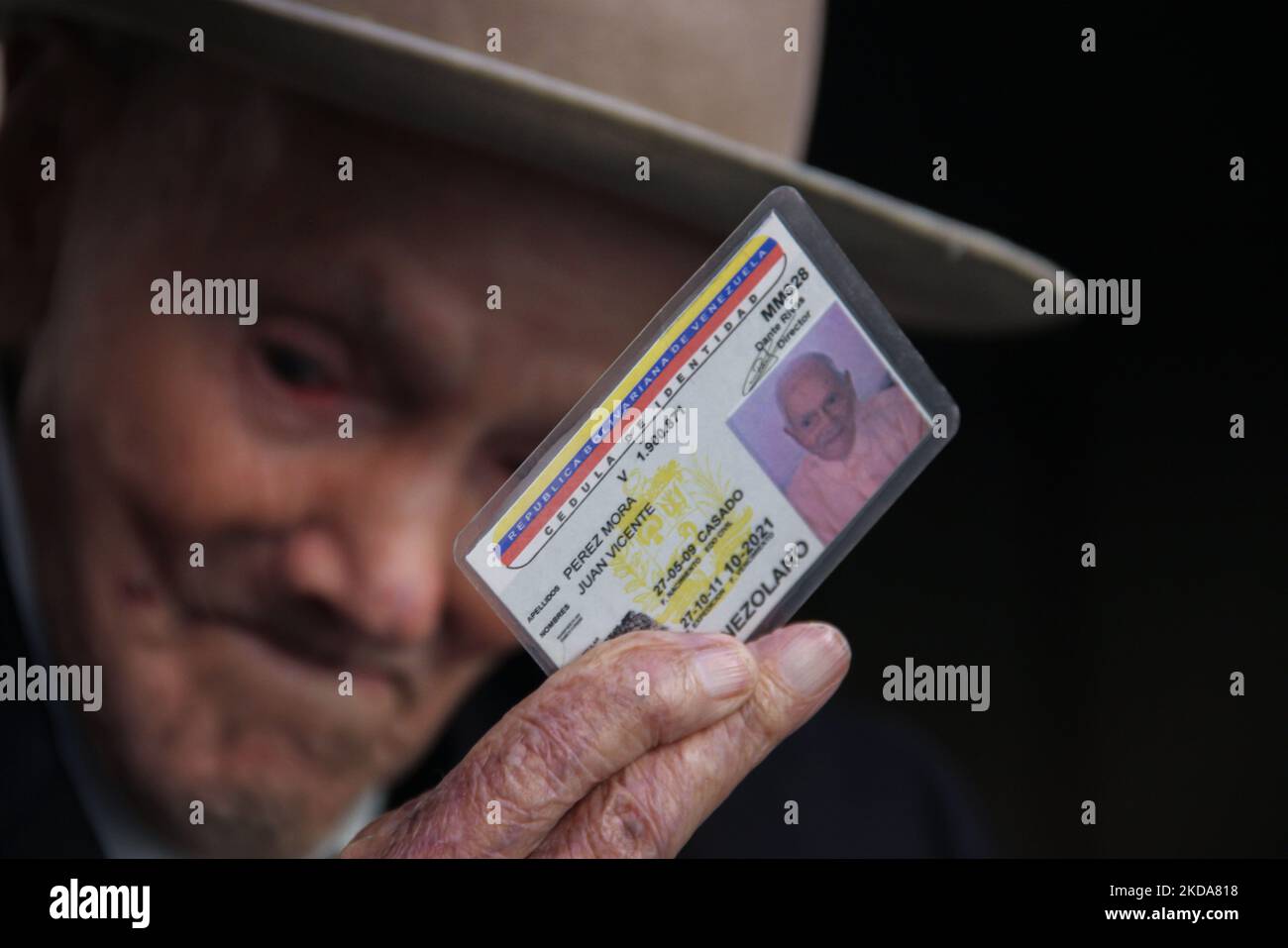 Juan Vicente Mora is seen showing his ID card during an interview. San Jose de Bolivar, January 24, 2022. The oldest man in the world is the Venezuelan elder Juan Vicente Mora, with an age of 112 years and 253 days, officially recognized by the Guinness Book of World Records, who informed that he is officially the 'oldest' male person in the world. He was born on May 27, 1909 in El Cobre, Táchira State, Venezuela. Juan Vicente has 28 grandchildren, 41 great-grandchildren and 112 great-great-grandchildren, the Guinness Book said on Twitter. (Photo by Jorge Mantilla/NurPhoto) Stock Photo