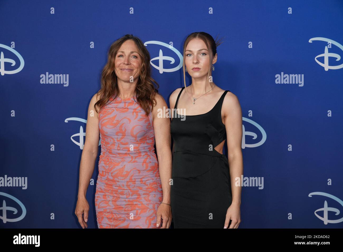 grad Ærlighed godtgørelse NEW YORK, NEW YORK - MAY 17: Michelle Oakley and Maya Oakley attends the  2022 ABC Disney Upfront at Basketball City - Pier 36 - South Street on May  17, 2022 in