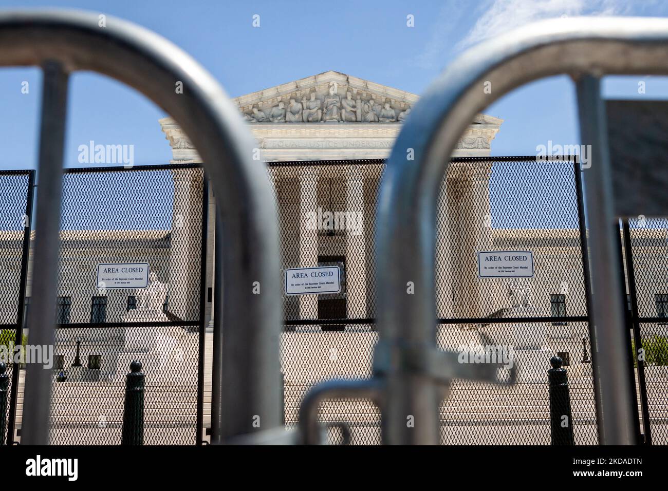 Unscalable 8 foot fence hires stock photography and images Alamy