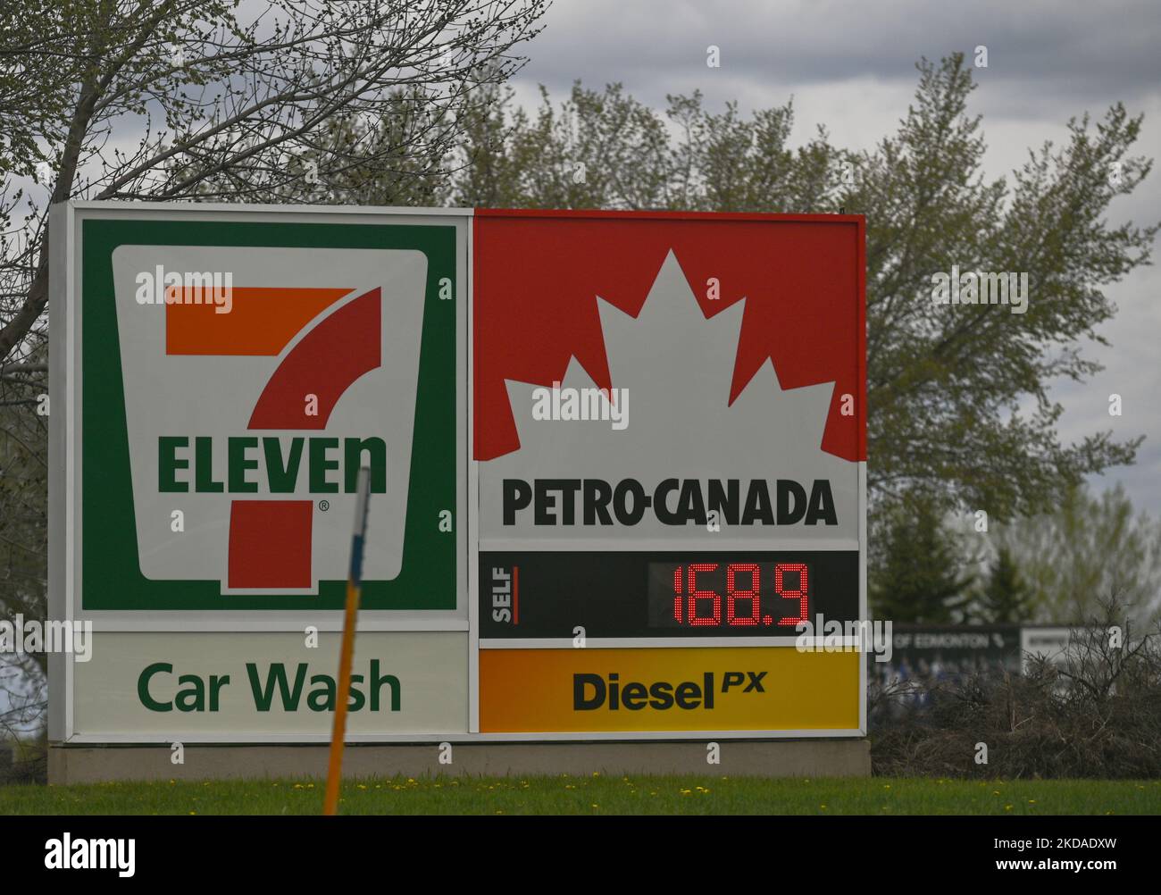 Petro canada logo hires stock photography and images Alamy