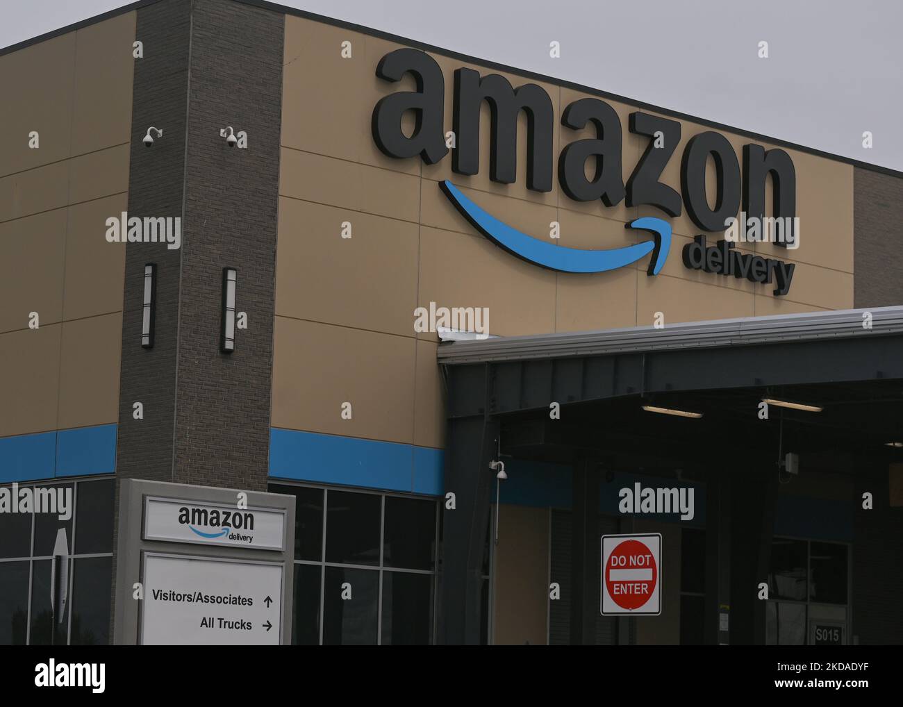 Amazon fulfillment services dyb3 hires stock photography and images