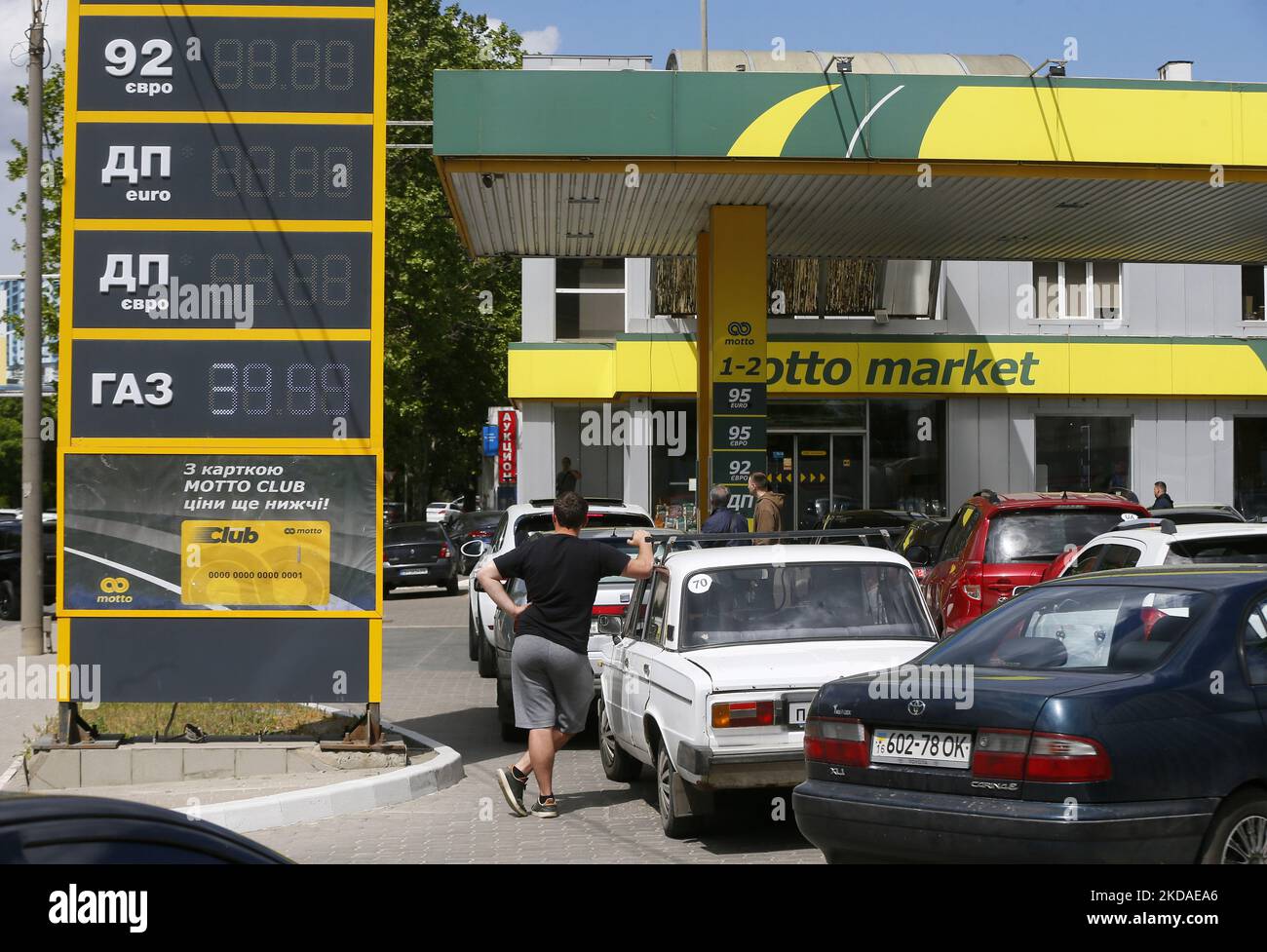 Ukrainian drivers stay in line to a petrol station trying to buy fuel in Odesa, Ukraine 18 May 2022. Private public transport companies of Odesa have reduced the number of exits of their buses on routes due to lack of gasoline, according to local media. The operational headquarters under the Cabinet of Ministers decided to abandon state regulation of fuel prices, media reported on 17 May, referring to the Minister of Economy. Long queues have formed for petrol stations in Ukraine, as the country have fuel shortages, amid Russian invasion in Ukraine. (Photo by STR/NurPhoto) Stock Photo