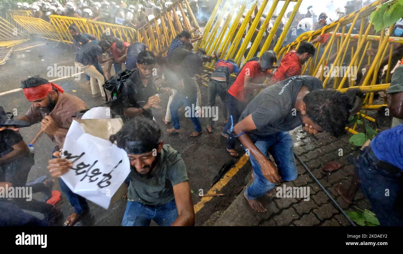 sri-lankan-university-students-clash-with-police-near-the-president-gotabaya-rajapaksas-official-residence-colombo-sri-lanka-19-may-2022-photo-by-tharaka-basnayakanurphoto-2KDAEY2.jpg