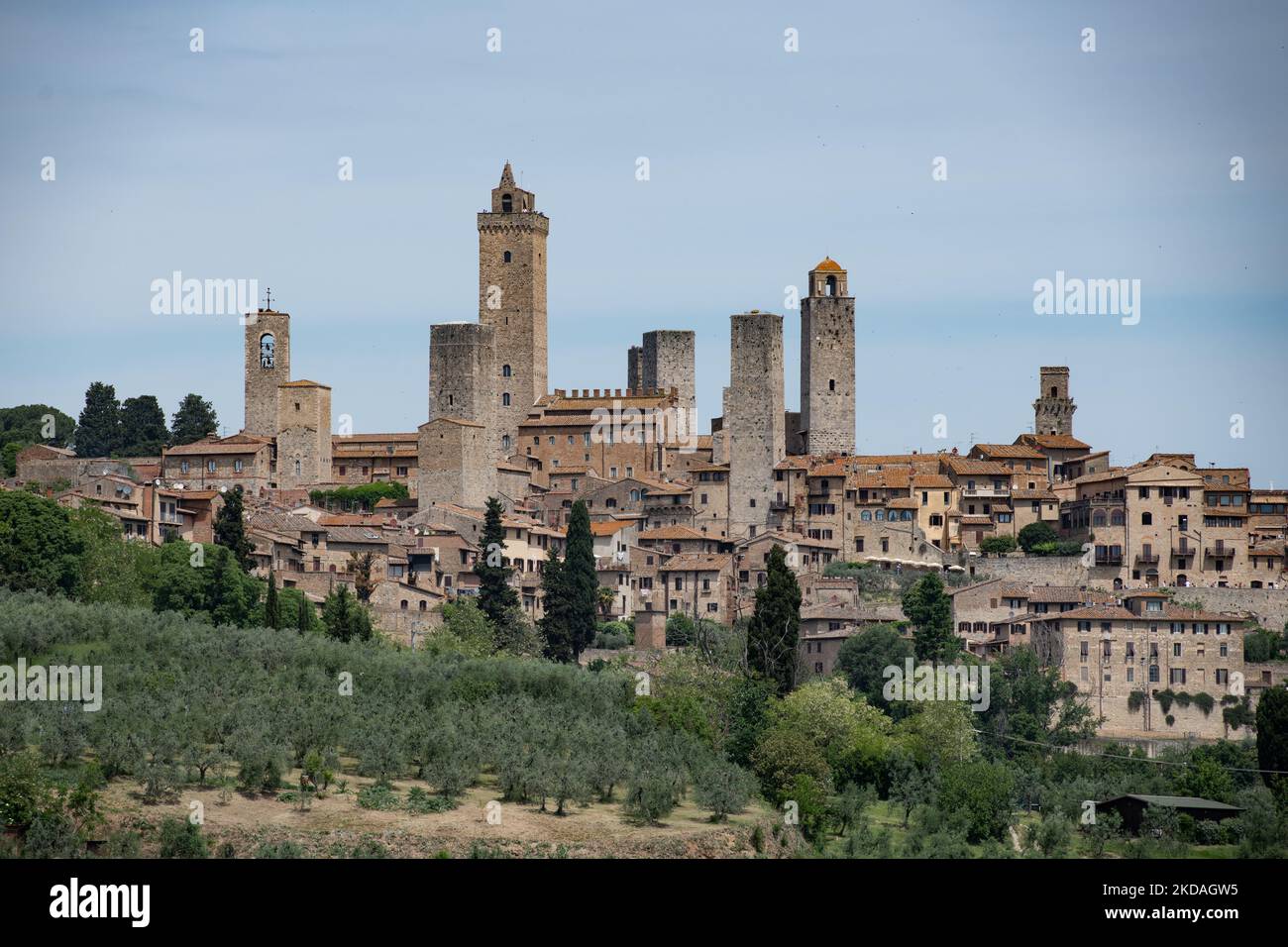 A general view of historical centre of San Gimignano (Siena, Tuscany), Italy, on may 15, 2022. San Gimignano is a UNESCO heritage village especially known for the medieval towers that still stand out on its panorama. (Photo by Lorenzo Di Cola/NurPhoto) Stock Photo