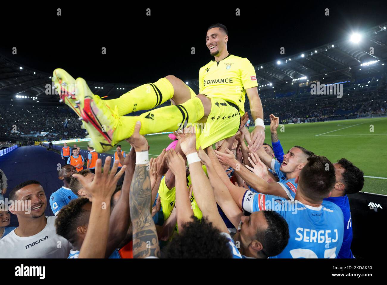 Thomas Strakosha of SS Lazio greets his supporters during the Serie A match between SS Lazio and Hellas Verona on May 21, 2022 in Rome, Italy. (Photo by Giuseppe Maffia/NurPhoto) Stock Photo