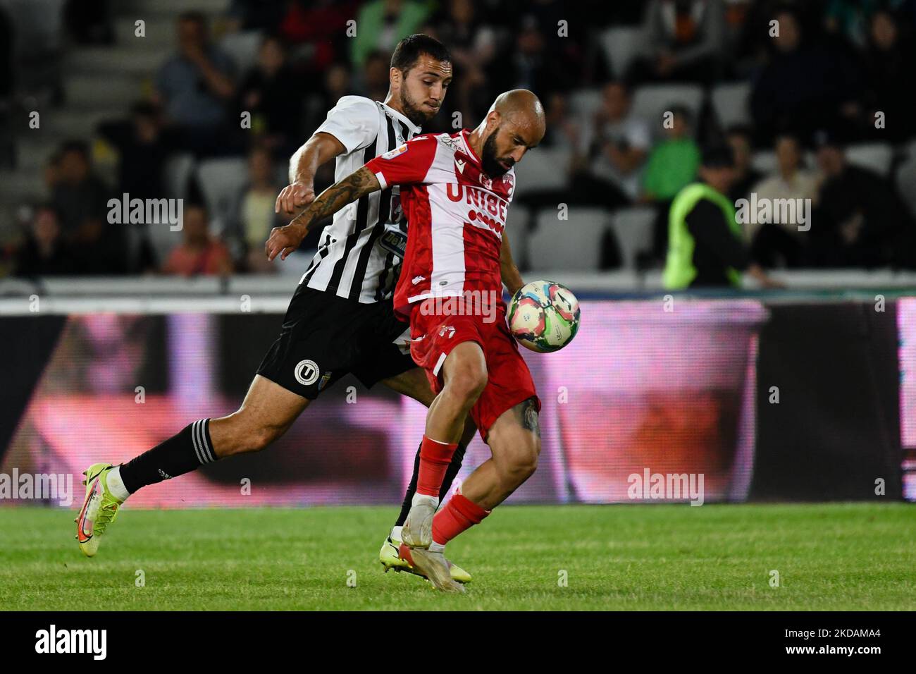 Gabriel Rodrigues of Dinamo Bucuresti in action against Alexandru Boiciuc of U Cluj during Universitatea Cluj vs. Dinamo Bucuresti, 21 May 2022, disputed on Cluj Arena Stadium, Cluj Napoca (Photo by Flaviu Buboi/NurPhoto) Stock Photo