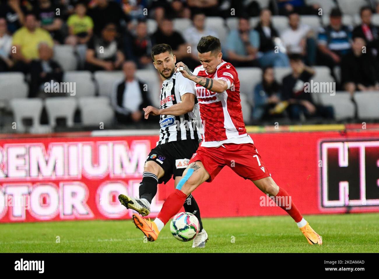 Roberto Romeo (L) of U Cluj in action against Dinamo's captain Steliano Filip during Universitatea Cluj vs. Dinamo Bucuresti, 21 May 2022, disputed on Cluj Arena Stadium, Cluj Napoca (Photo by Flaviu Buboi/NurPhoto) Stock Photo