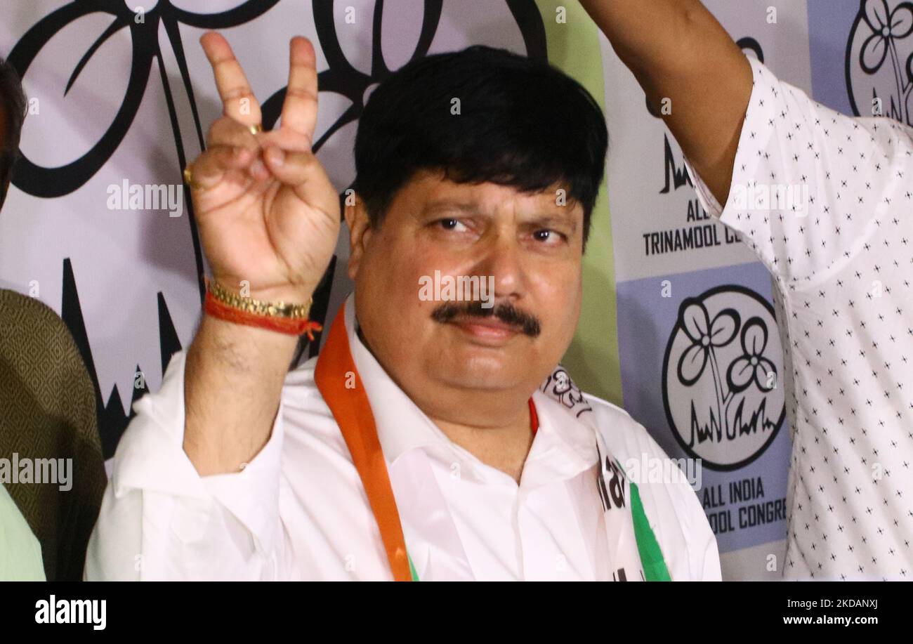 West Bengal Barrackpore Lok Sabha constituency- BJP Member of Parliament Arjun Singh flashes the victory sign after joining the TMC in Kolkata,India on May 22,2022.Arjun Singh, the former West Bengal BJP vice-president, quit the party today and joined the Trinamool Congress. Mr Singh was welcomed into Trinamool by the party's national general secretary Abhishek Banerjee at his office in South Kolkata.(Photo by Debajyoti Chakraborty/NurPhoto) Stock Photo