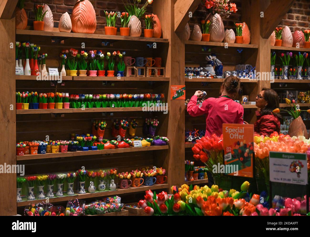 A shop with tulips for sale at the Terminal at Amsterdam Airport