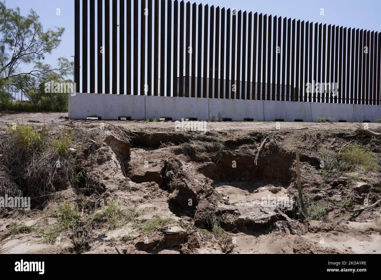A truck rives past the border wall on May 26 2022 in Eagle Pass Texas, USA. Title 42, the Trump era mandate which was set to prevent migrants from entering the US, was to expire on May 23 but was blocked by a lawsuit filed by several states citing that the move to strike down the law “failed to meet standards set by the Administrative Procedure Act” and that there is no permanent solution to handling the inevitable surge in immigration. Opponents to upholding of the law voiced their demands stating that Title 42 is illegal in that it violates immigration laws that prevents immigrants from thei Stock Photo