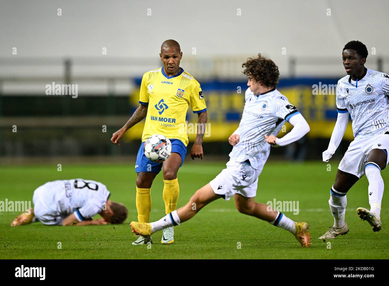 Beveren's Luiz Everton and Club NXT's Denzel De Roeve fight for the ball during a soccer match between SK Beveren and Club NXT, Saturday 05 November 2022 in Beveren-Waas, on day 12 of the 2022-2023 'Challenger Pro League' 1B second division of the Belgian championship. BELGA PHOTO FILIP LANSZWEERT Stock Photo