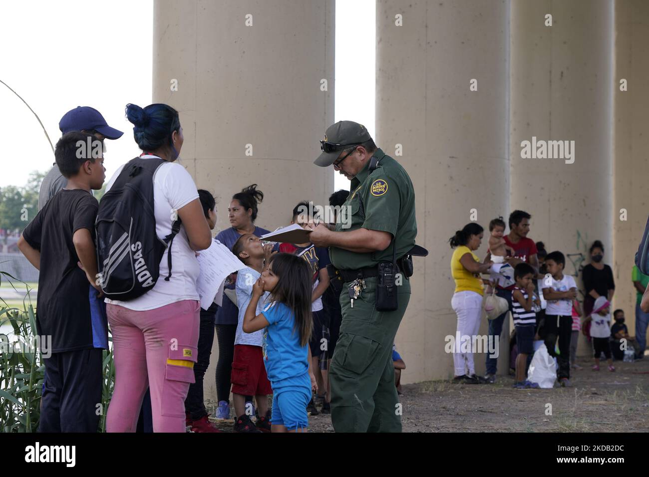 Migrants are processed by a Border Patrol officer on May 27 2022 in Eagle Pass Texas, USA. Title 42, the Trump era mandate which was set to prevent migrants from entering the US, was to expire on May 23 but was blocked by a lawsuit filed by several states citing that the move to strike down the law “failed to meet standards set by the Administrative Procedure Act” and that there is no permanent solution to handling the inevitable surge in immigration. Opponents to upholding of the law voiced their demands stating that Title 42 is illegal in that it violates immigration laws that prevents immig Stock Photo