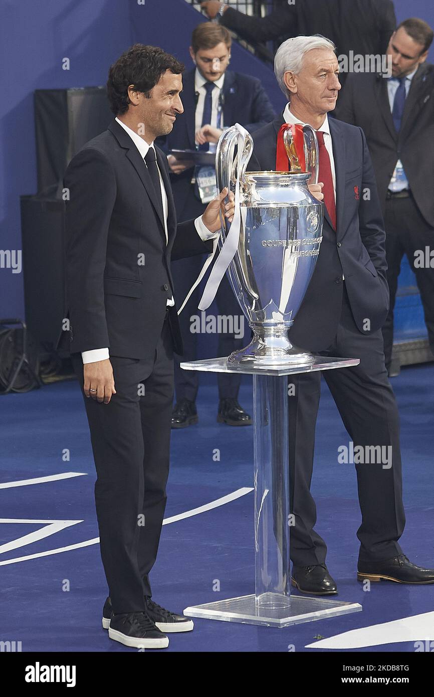 Raul Gonzalez Blanco and Ian Rush with the trophy during the UEFA Champions League final match between Liverpool FC and Real Madrid at Stade de France on May 28, 2022 in Paris, France. (Photo by Jose Breton/Pics Action/NurPhoto) Stock Photo