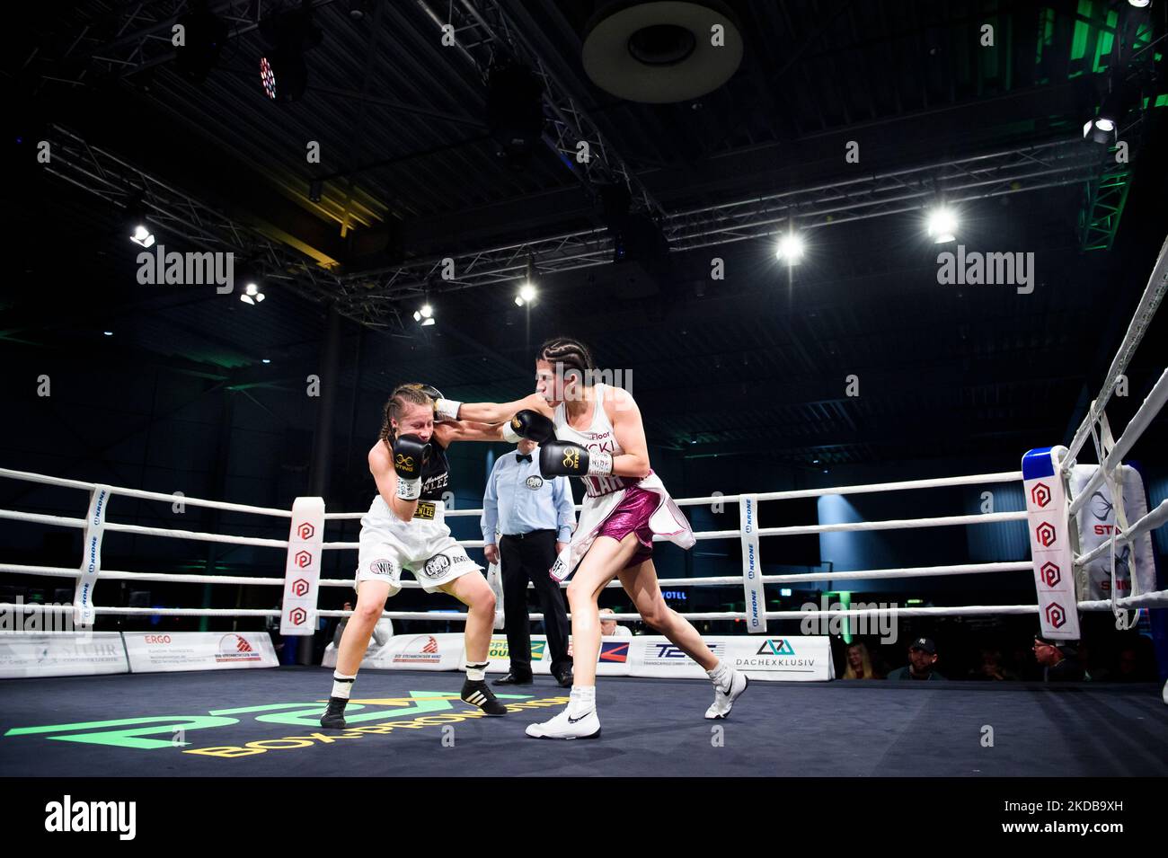 Hamburg, Germany. 05th Nov, 2022. Boxing, professionals, WIBF World Championship at the Porsche Centre Hamburg. Dilar Kisikyol (r) fights against Eva Hubmayer. Kisikyol wins the fight. Credit: Gregor Fischer/dpa/Alamy Live News Stock Photo