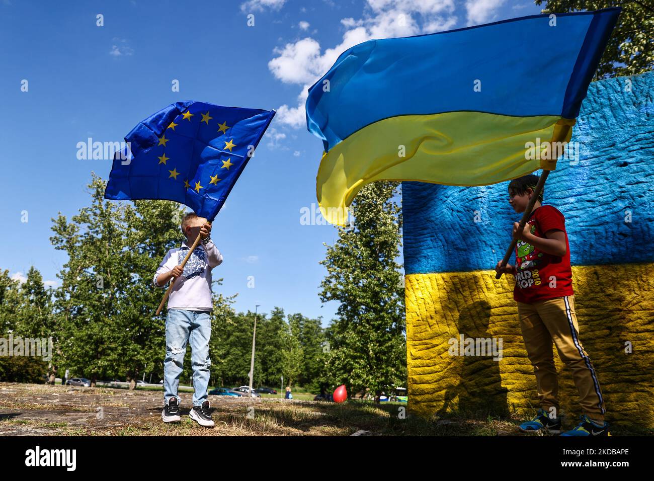 Ukrainian kids celebrate International Children's Day during an event oraganized at the pedestal of the former monument of the Soviet marshal Ivan Konev, repainted in the colors of the Ukrainian flag after the Russian invasion on February. Krakow, Poland on June 1st, 2022. (Photo by Beata Zawrzel/NurPhoto) Stock Photo