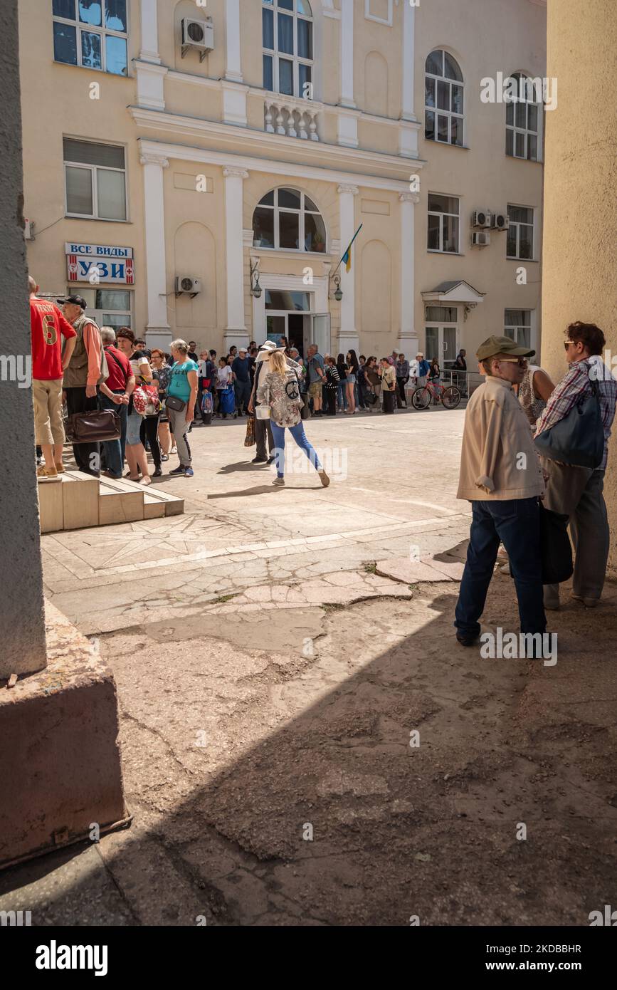 Citizens are seen queuing to receive food provided by a local Evangelical organisation, in the city center of Mykolaiv, Ukraine, 2022-06-01. (Photo by Matteo Placucci/NurPhoto) Stock Photo