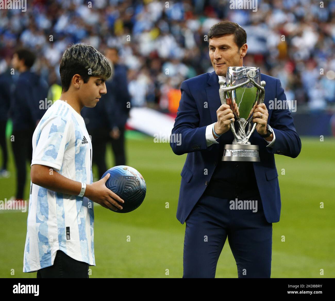 L-R Son of Sergio Aguero and Javier Zanetti holding the Trophy former Argentina playerduring Finalissima Conmebol - UEFA Cup of Champions between Italy and Argentina at Wembley Stadium , London, UK 01st June, 2022 (Photo by Action Foto Sport/NurPhoto) Stock Photo