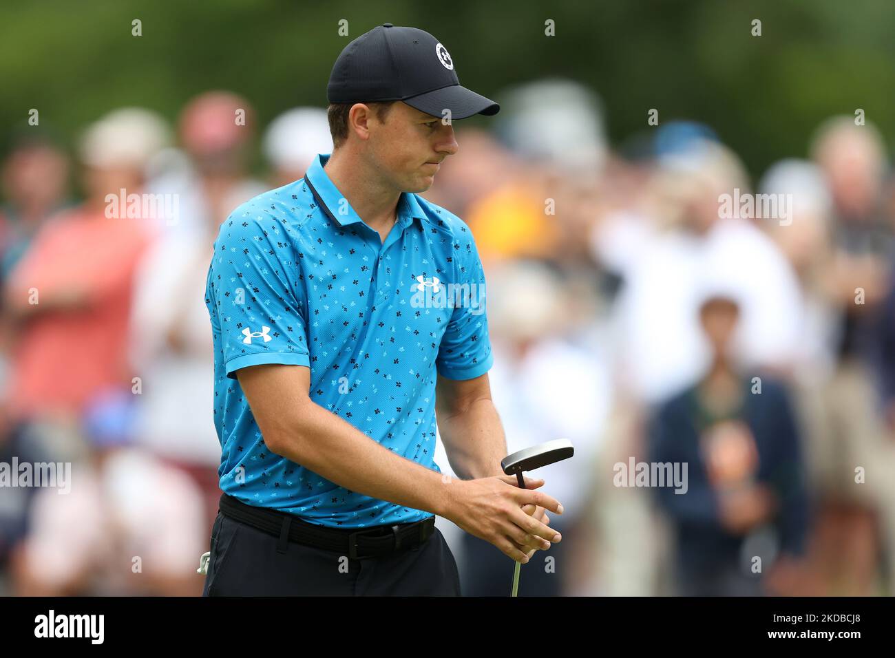 Jordan Spieth of the USA reacts to his shot on the 8th green during the first round of The Memorial Tournament presented by Workday at Muirfield Village Golf Club in Dublin, Ohio, USA onThursday, June 2, 2022. (Photo by Jorge Lemus/NurPhoto) Stock Photo
