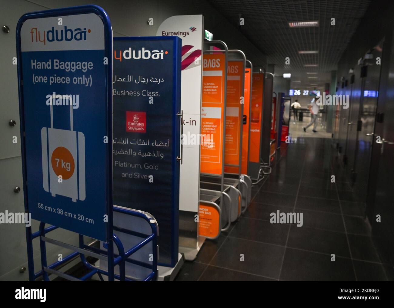 Cabin baggage size checkers hires stock photography and images Alamy