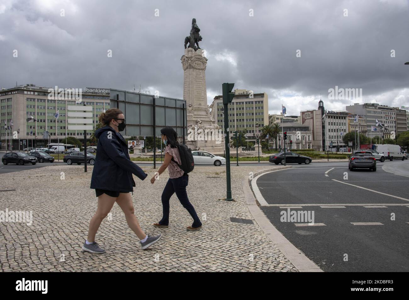 People are seen walking around the Marquez de Pombal monument. Lisbon, June 03, 2022. Portugal has already passed the peak of this COVID-19 pandemic wave, but the epidemiological situation in the 80+ age group keeps the country at mortality levels well above the defined thresholds. (Photo by Jorge Mantilla/NurPhoto) Stock Photo