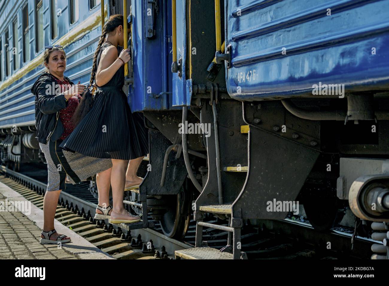 Women board the evacuation train for displaced people from Donetsk and Lugansk areas destroyed by the constant russian shelling during the combats between the ukrainian and russian armies to control the Donbass, Ukraine. (Photo by Celestino Arce/NurPhoto) Stock Photo
