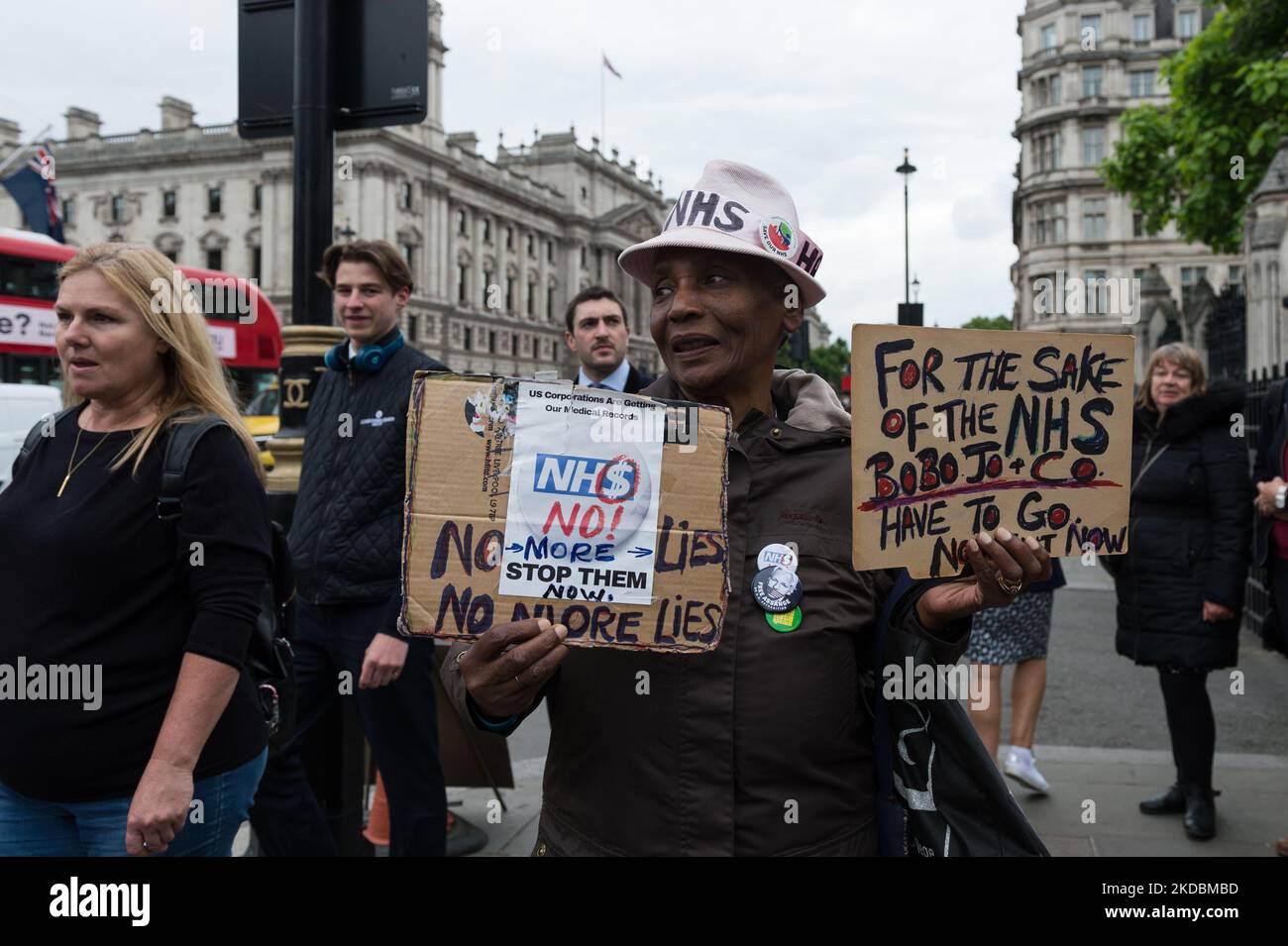 LONDON, UNITED KINGDOM - JUNE 06, 2022: A demonstrator holds placards outside the Houses of Parliament as Conservative Party MPs cast their ballots in a confidence vote in Prime Minister Boris Johnson on June 06, 2022 in London, England. The confidence vote was triggered after at least 54 MPs submitted their letters of no-confidence in Boris Johnson to Sir Graham Brady, chairman of the backbench Conservative 1922 Committee, following publication of Sue Gray's report into Covid lockdown rule-breaking parties in Downing Street. (Photo by WIktor Szymanowicz/NurPhoto) Stock Photo