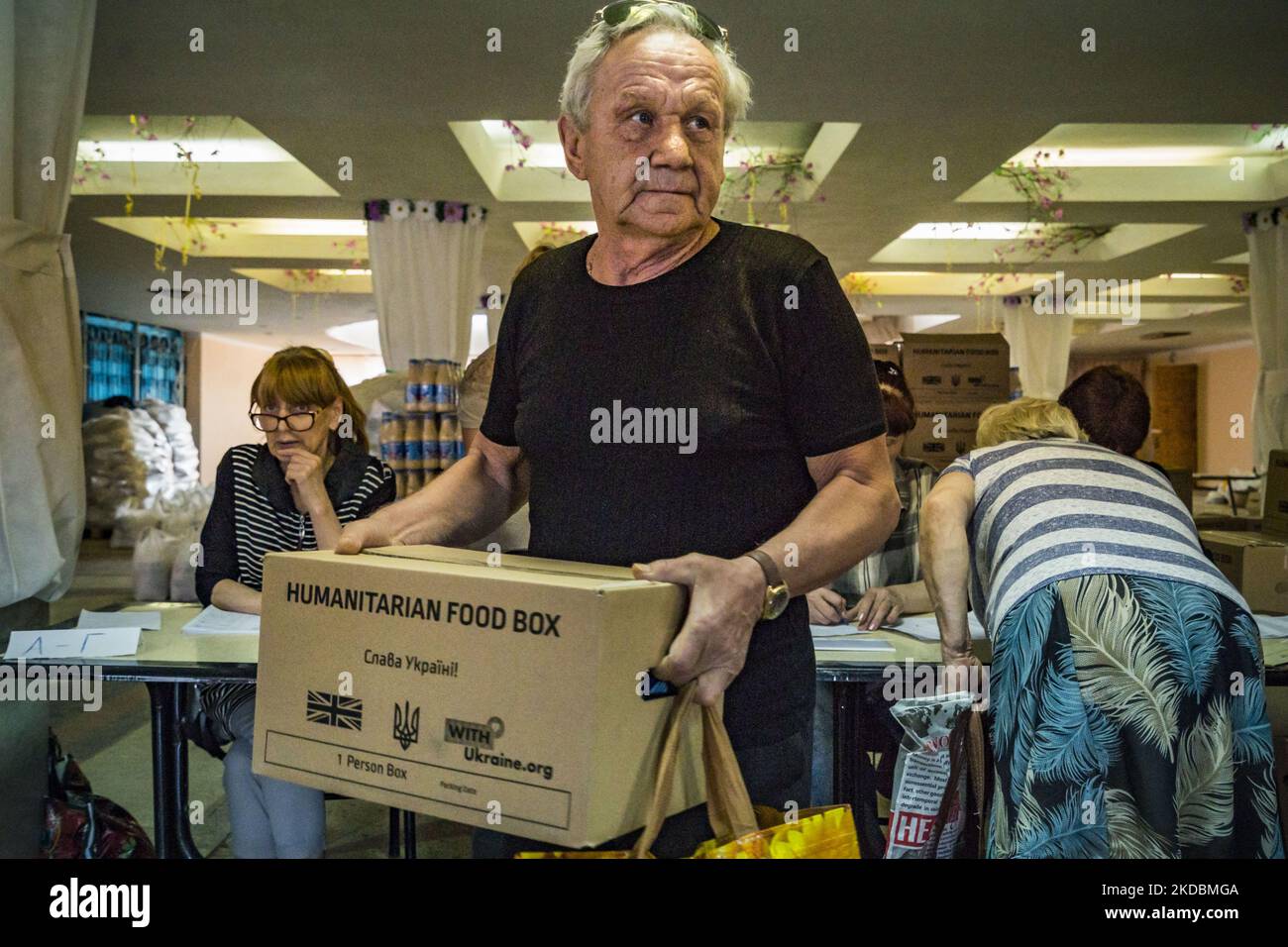 A man takes a box humanitarian aid in a city of Donbass. Supply of some food and goods stopped because the combats in many of the villages of Donbass, Ukraine. (Photo by Celestino Arce/NurPhoto) Stock Photo