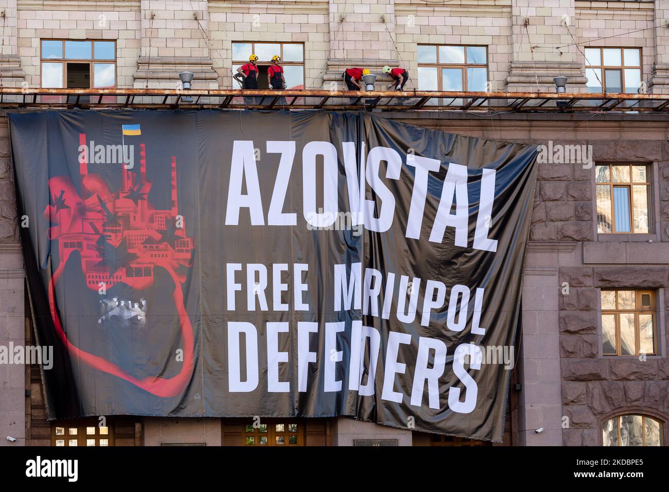 A large billboard with a sign 'Azovstal. Free Mariupol Defenders' is being hanged on a City Council building in an Old Town of Kyiv, Ukraine on June 8, 2022. As the Russian Federation invaded Ukraine 3 and a half months ago, fierce fighting continues in the East of the country. The capital, Kyiv stays in relative safety, though reminders of the war such as protective sand bags, road blocks, national and anti-war symbols are present all over the city. (Photo by Dominika Zarzycka/NurPhoto) Stock Photo