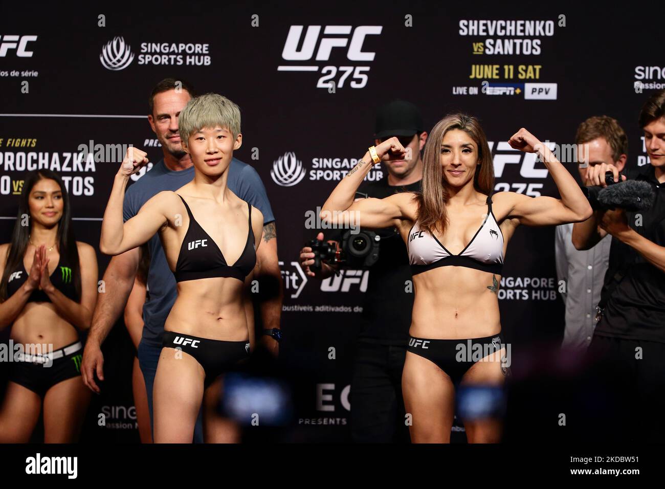 Liang Na of China (L) and Silvana Gomez Juarez (R) of Argentina pose on stage during the UFC 275 Weigh-Ins at Singapore Indoor Stadium on June 10, 2022 in Singapore. (Photo by Suhaimi Abdullah/NurPhoto) Stock Photo