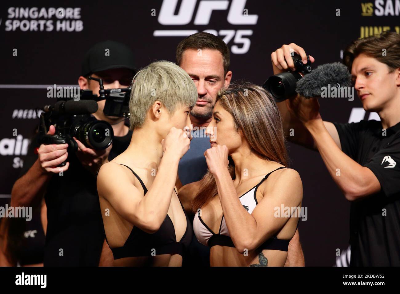 Liang Na of China (L) and Silvana Gomez Juarez of Argentina (R) face off during the UFC 275 Weigh-Ins at Singapore Indoor Stadium on June 10, 2022 in Singapore. (Photo by Suhaimi Abdullah/NurPhoto) Stock Photo