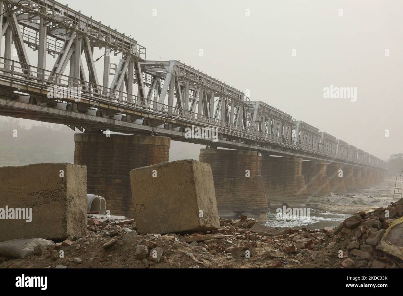 Rail bridge spanning the Yamuna River in Agra, Uttar Pradesh, India, on May 04, 2022. (Photo by Creative Touch Imaging Ltd./NurPhoto) Stock Photo