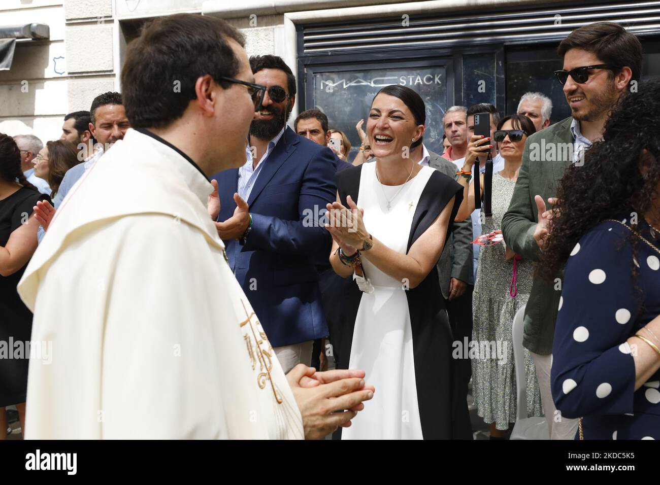 The candidate for the Presidency of the Andalusian Regional Government, Macarena Olona, applauds a priest during the celebration of the Corpus Christi procession in Granada after two years of absence due to the Coronavirus pandemic, on June 16, 2022 in Granada, Spain. (Photo by Álex Cámara/NurPhoto) Stock Photo