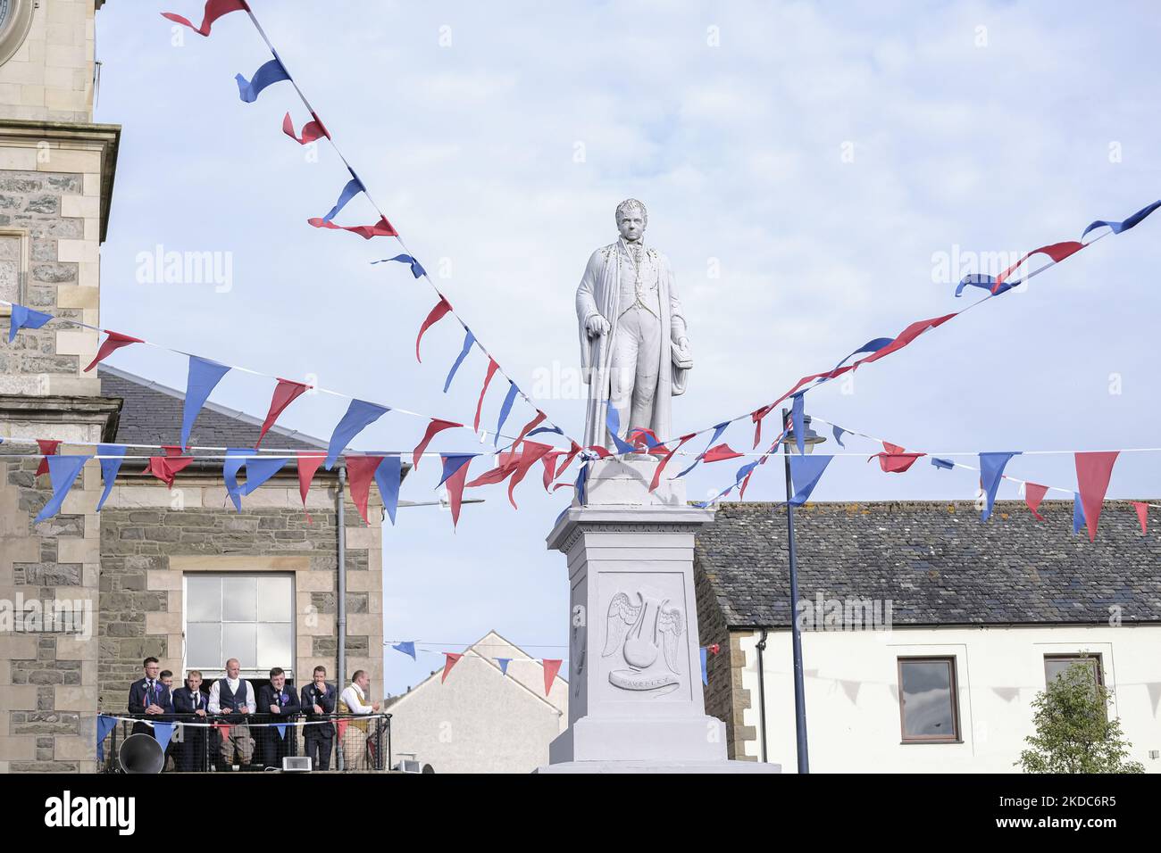 Selkirk, UK. 16.Jun.2022. Selkirk Common Riding 2022. Thursday, The Night afore the Morn. RBSB Nichol and his attendants look on from the Town Hall as Senior Burgh Officer, Mr Graeme Bell led by the Flute band, preambles the streets starting in the West Port, at 1830hrs, stopping at significant junctions while walking a circuit of the Market Place, High Street, Back Row, Kirk Wynd for the “Crying of the Burley” and then onwards to the Victoria Halls, for the United Crafts Colour Bussin. At 2000hrs during the proceedings the Selkirk Ex-Royal Burgh Standard Bearers form up in a parade to march t Stock Photo