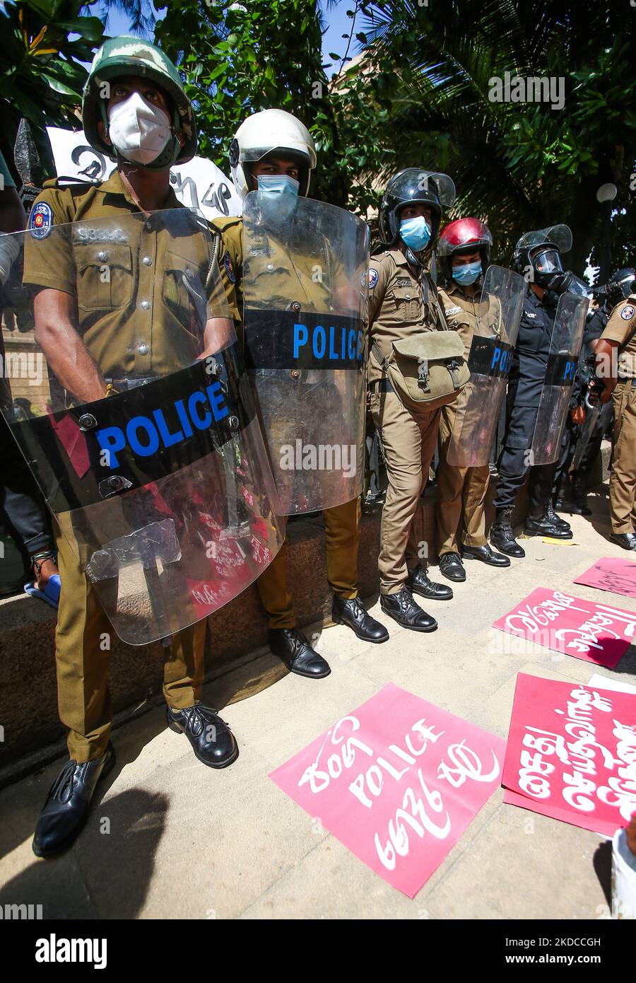Sri lankan security personnel hires stock photography and images Alamy