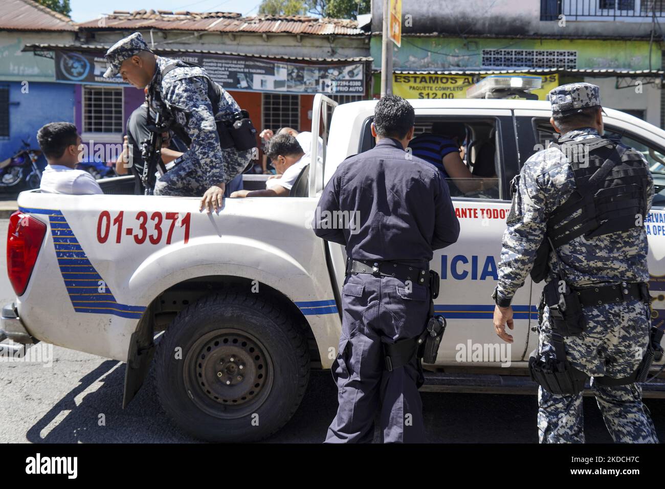 A police officer escorts alleged gang members into a detention center on June 22, 2022 in San Salvador, El Salvador. The Salvadoran government through the Salvadoran Congress extended a state of emergency put in place to hit gang structures for the fourth month in a row as the government reports more than 41,000 alleged gang members captured (Photo by Camilo Freedman/NurPhoto) Stock Photo