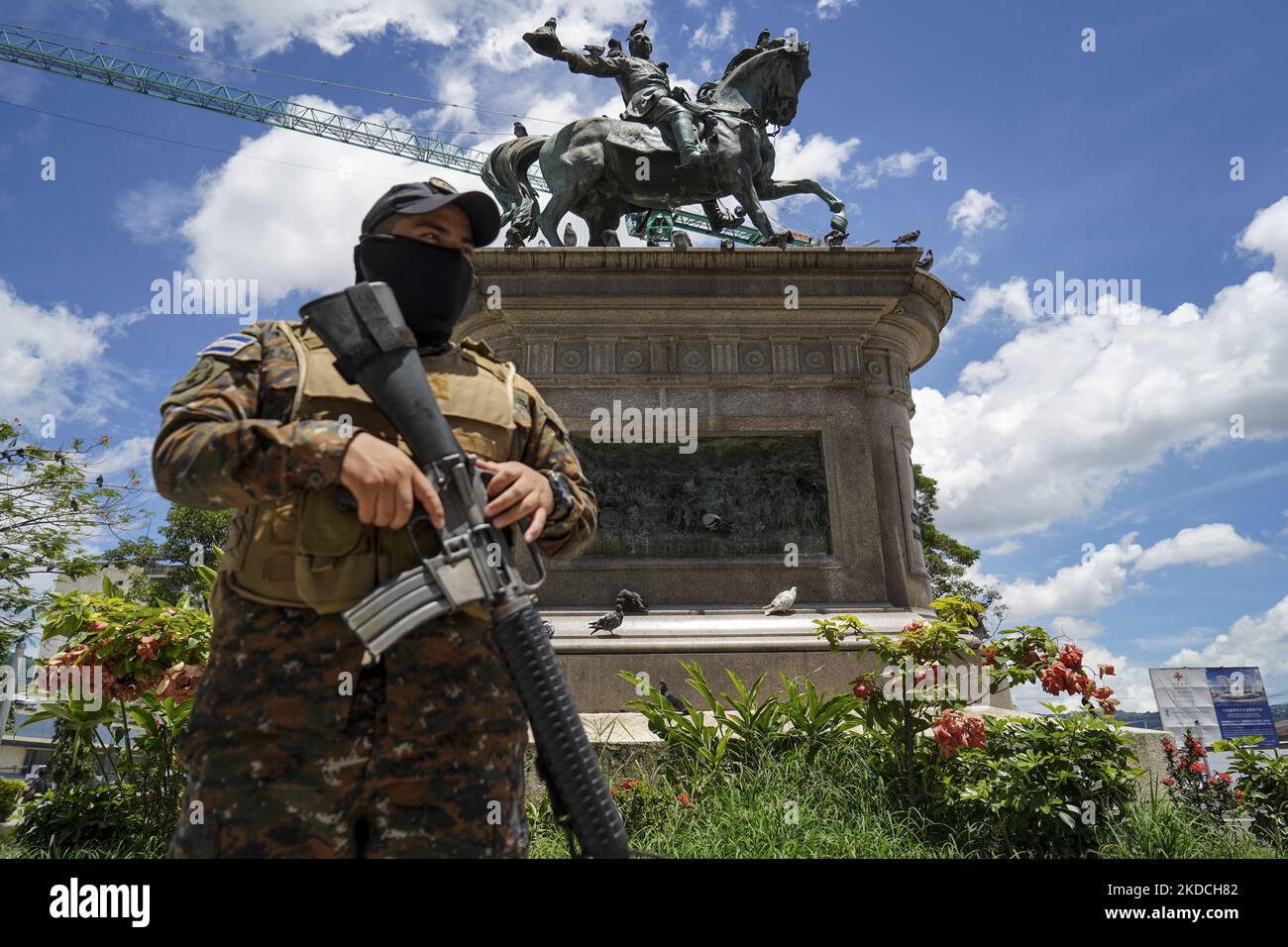 A soldier patrols the San Salvador Historical Center on June 22, 2022 in San Salvador, El Salvador. The Salvadoran government through the Salvadoran Congress extended a state of emergency put in place to hit gang structures for the fourth month in a row as the government reports more than 41,000 alleged gang members captured (Photo by Camilo Freedman/NurPhoto) Stock Photo